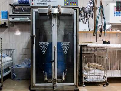 La nostra attenzione ricade poi su una cabina verticale che contiene un particolare macchinario: serve per la fase di pre-stiro, utile a eliminare le grinze pi� evidenti 